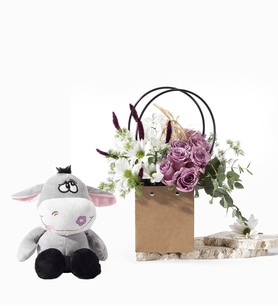 Kraft Çantada Lila Güller ve Peluş Eşek