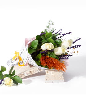 Gri Gazete Bukette 3 Beyaz Gül ve Lavanta